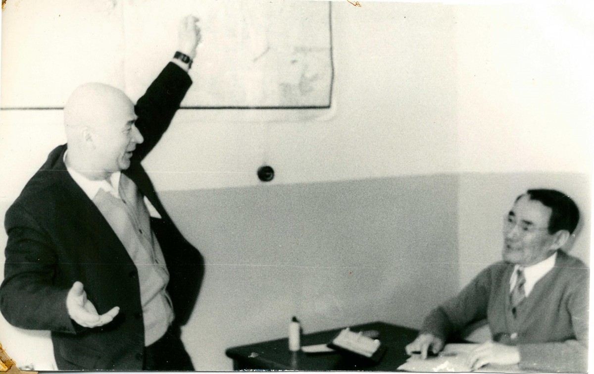 "Трое суток шагать, трое суток не спать, ради нескольких строчек в газете..."