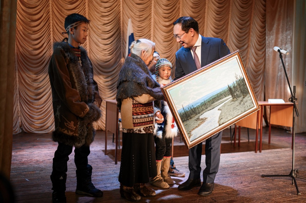 Айсен Николаев поздравил с юбилеем старейшину династии оленеводов села Иенгра