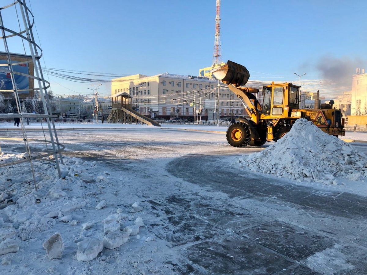 АО «Водоканал» совместно с советом отцов города Якутска обустраивает каток на площади Ленина