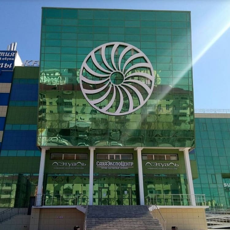 64 человек эвакуировали из "Сахаэкспоцентра" из-за задымления