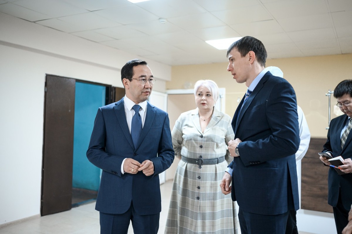 Айсен Николаев посетил реконструированный травмпункт и новый ангиографический кабинет РБ №2