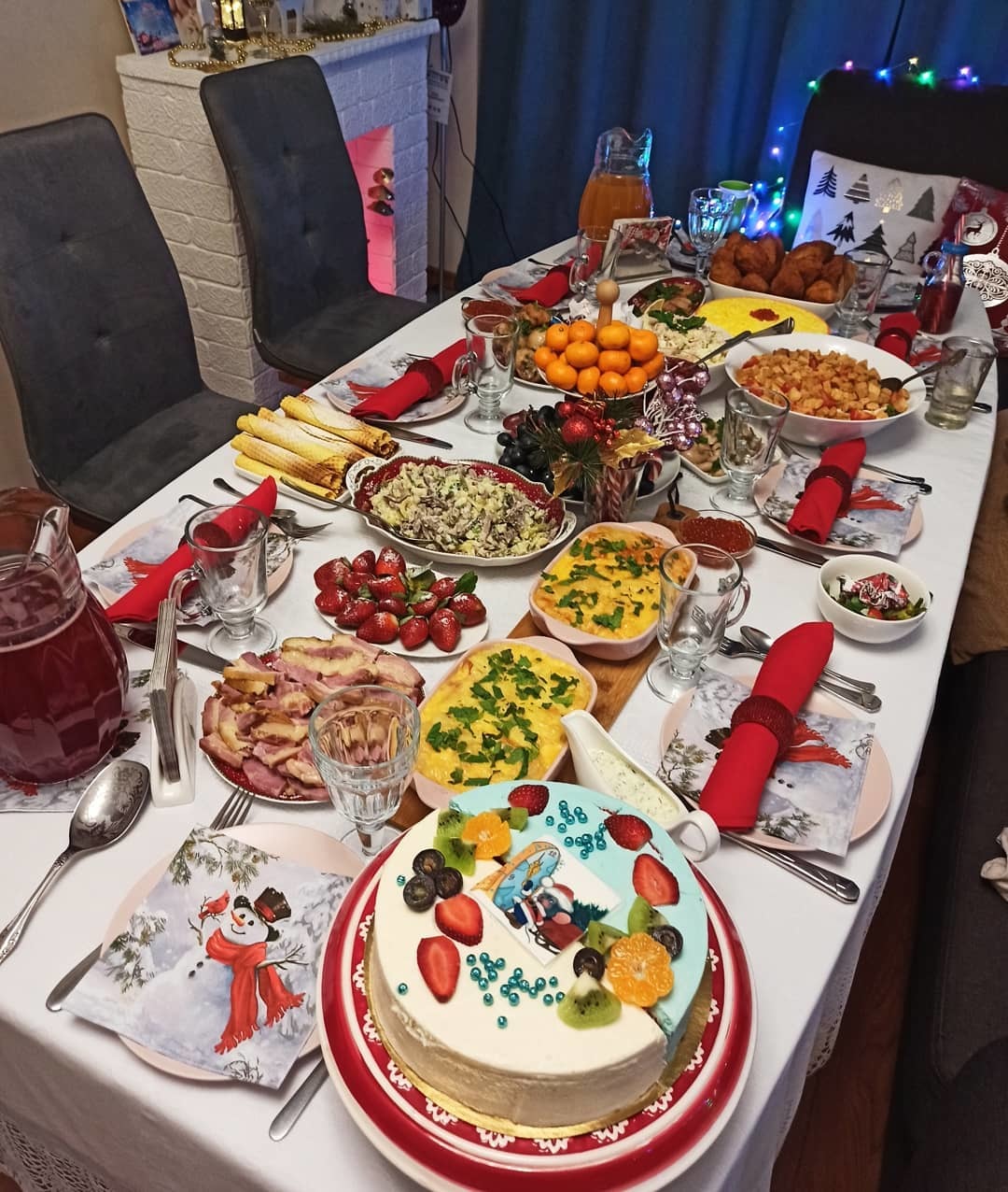 Запеченный осетр, строганина и оливье. Новогодние столы известных якутян
