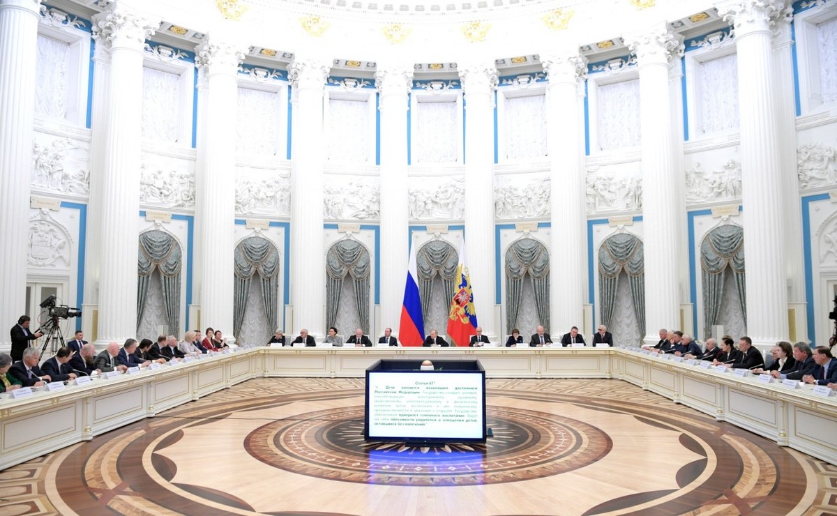 Поступило более 900 поправок в Конституцию Российской Федерации