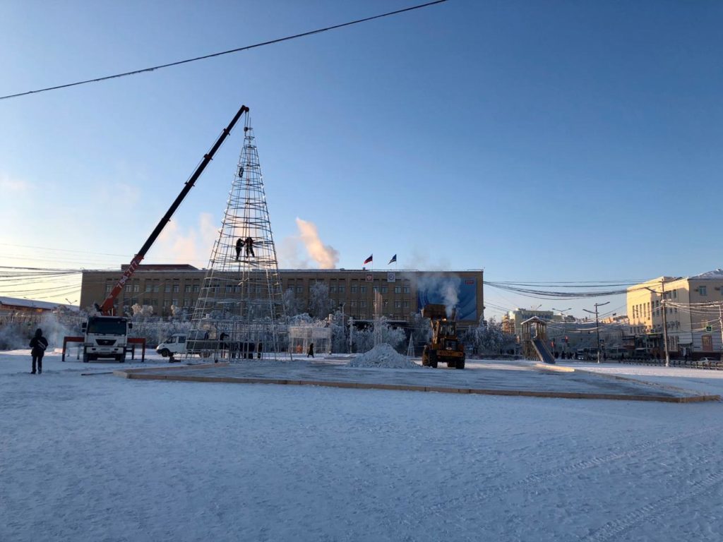 АО "Водоканал" совместно с советом отцов города  Якутска открывает  каток на площади Ленина