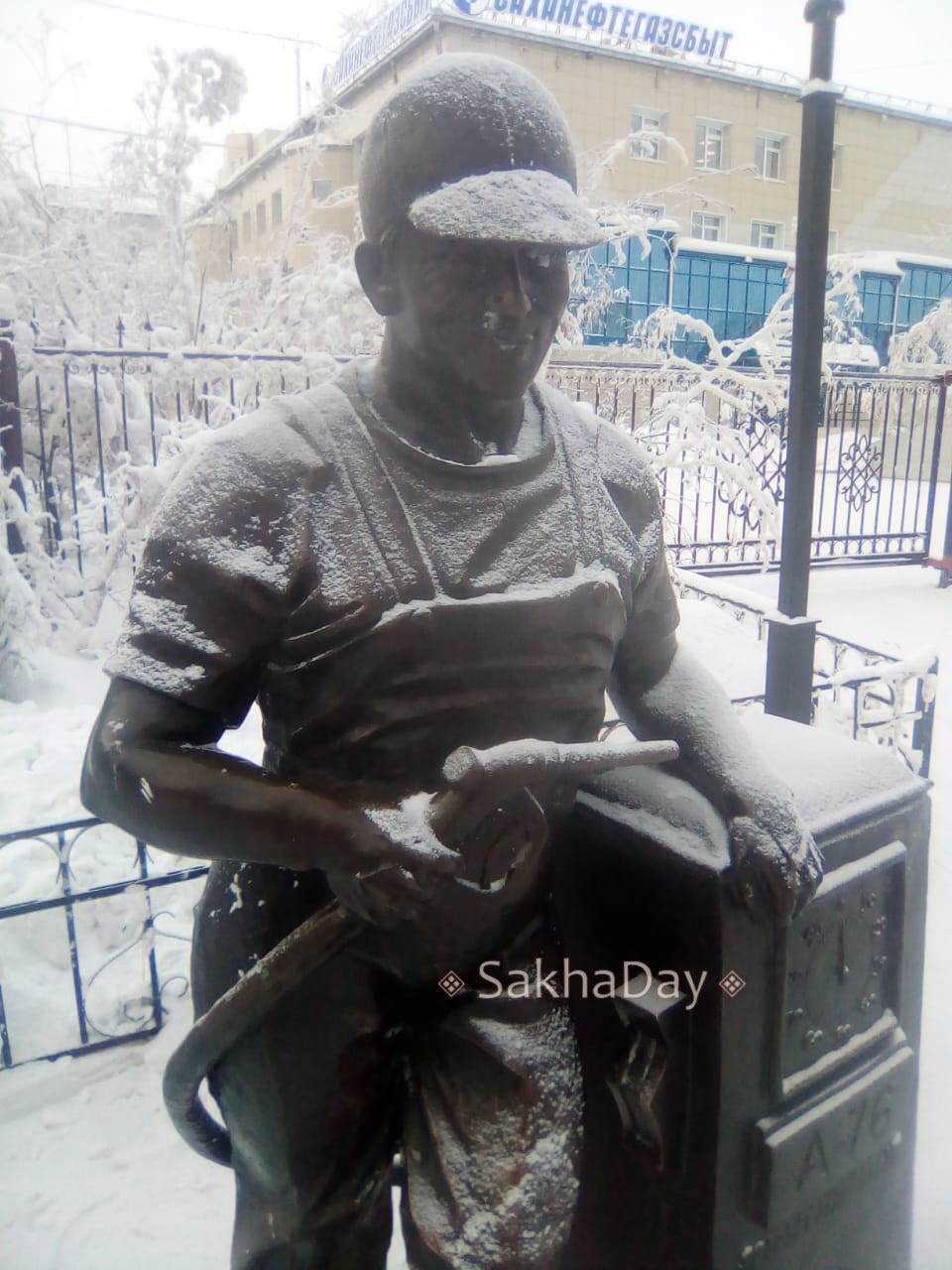 Фотофакт: Заплевали памятник заправщику в Якутске