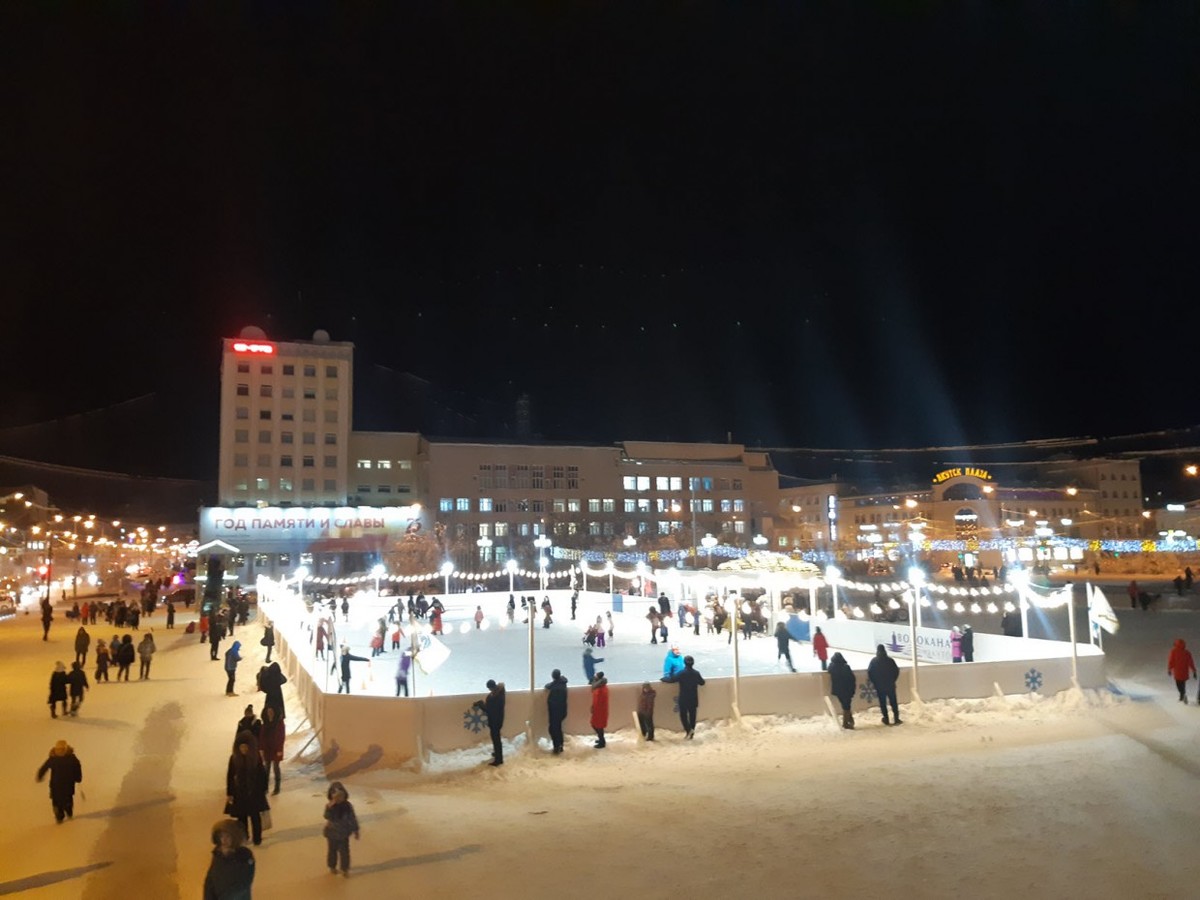 В центре Якутска открылся каток