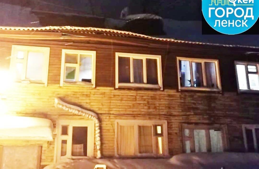 Видеофакт: В Ленске обвалилась крыша многоквартирного жилого дома