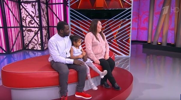 В программе "Мужское и женское" показали семью Бабатунде из якутского села Ой