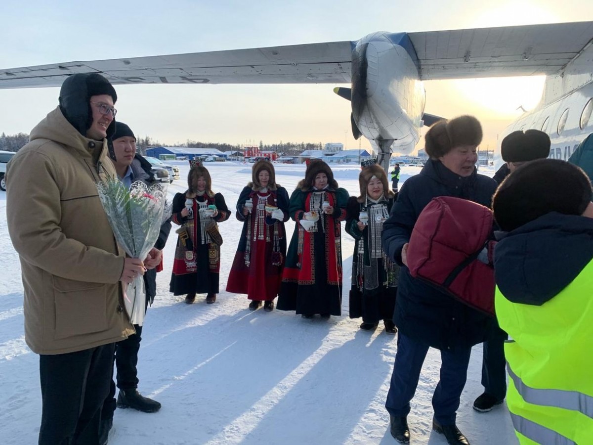 Владимир Солодов прилетел в Верхневилюйск на одном рейсе с новорожденными жителями улуса