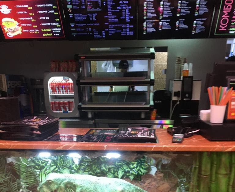 На фуд-корте детского развлекательного центра в Якутске ребенку стало плохо после просроченного коктейля (видео)