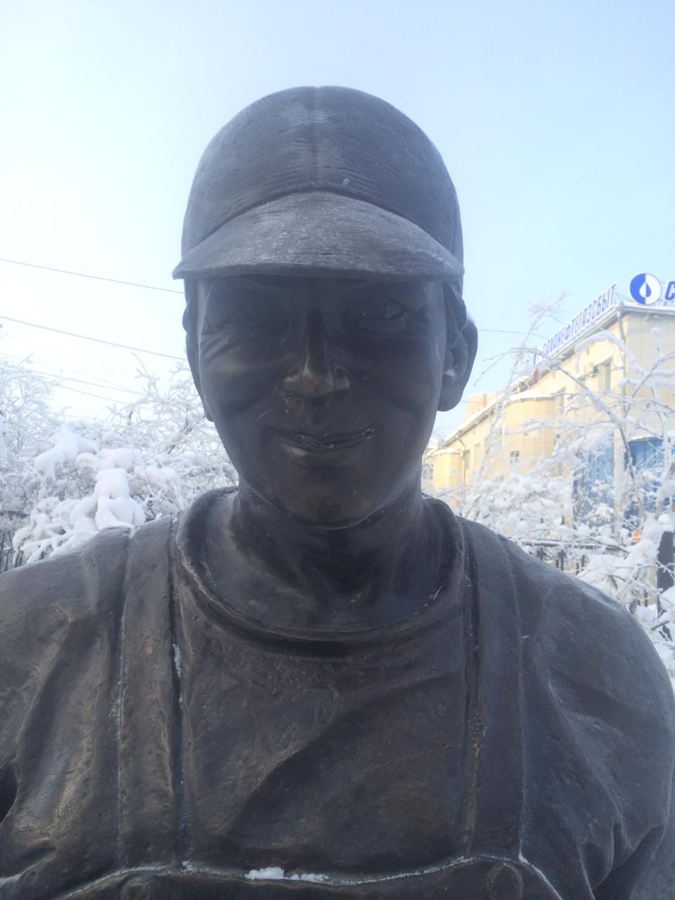 Фотофакт: Памятник топливозаправщику очищен