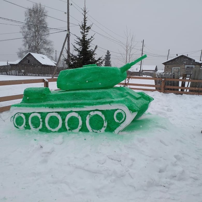 В Якутии появился парк военной техники из снега