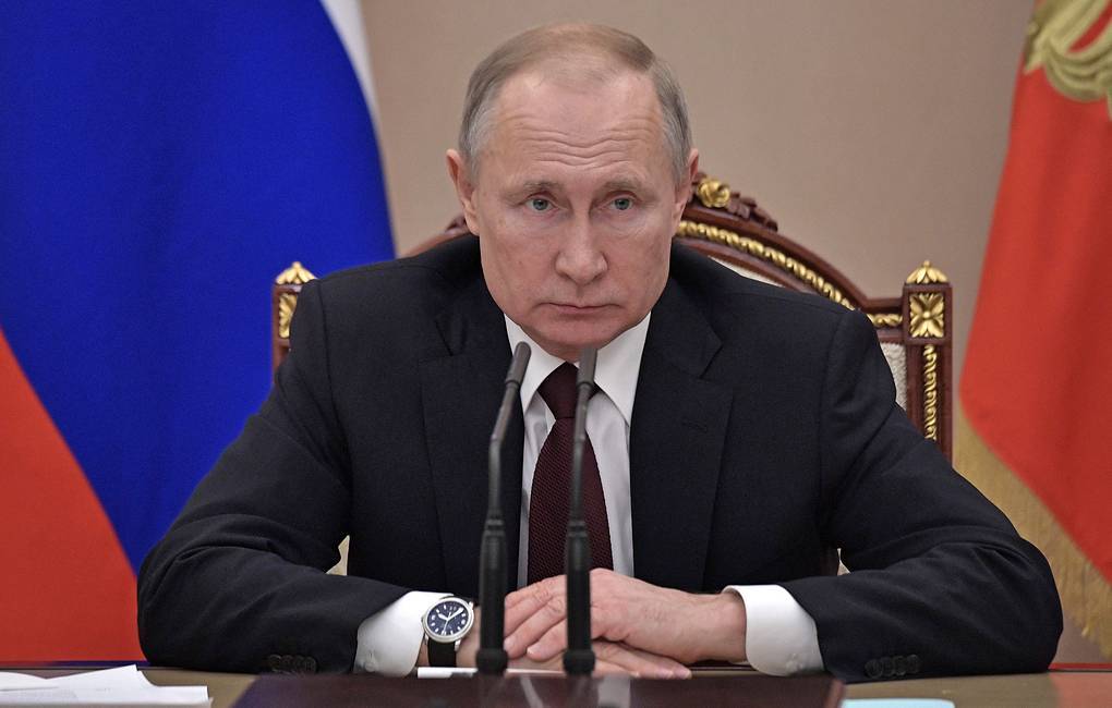 «Вся страна — вирусологи». Путин рассказал о грядущем пике коронавируса и возможном сокращении нерабочих дней