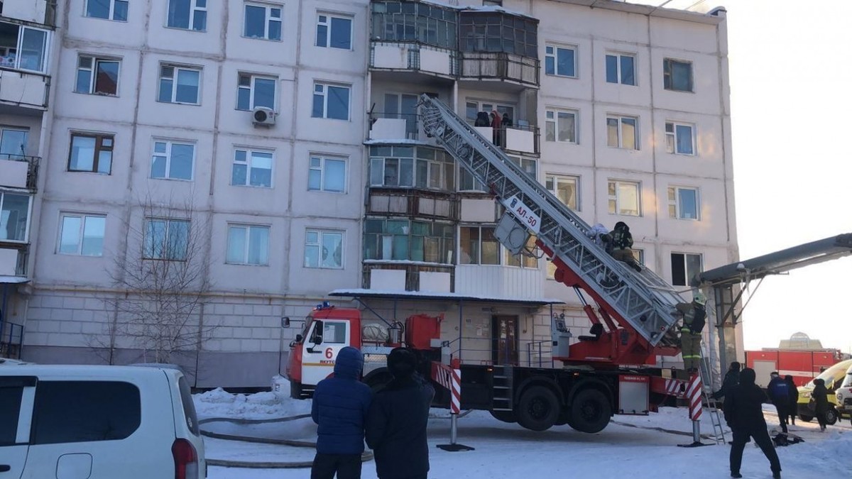 В Якутске в жилом доме произошел пожар. Есть пострадавшие