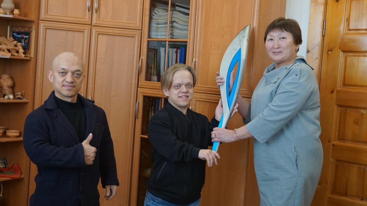Выпускник Республиканского техникума для инвалидов Владимир Балынец подарил родному учреждению олимпийский факел