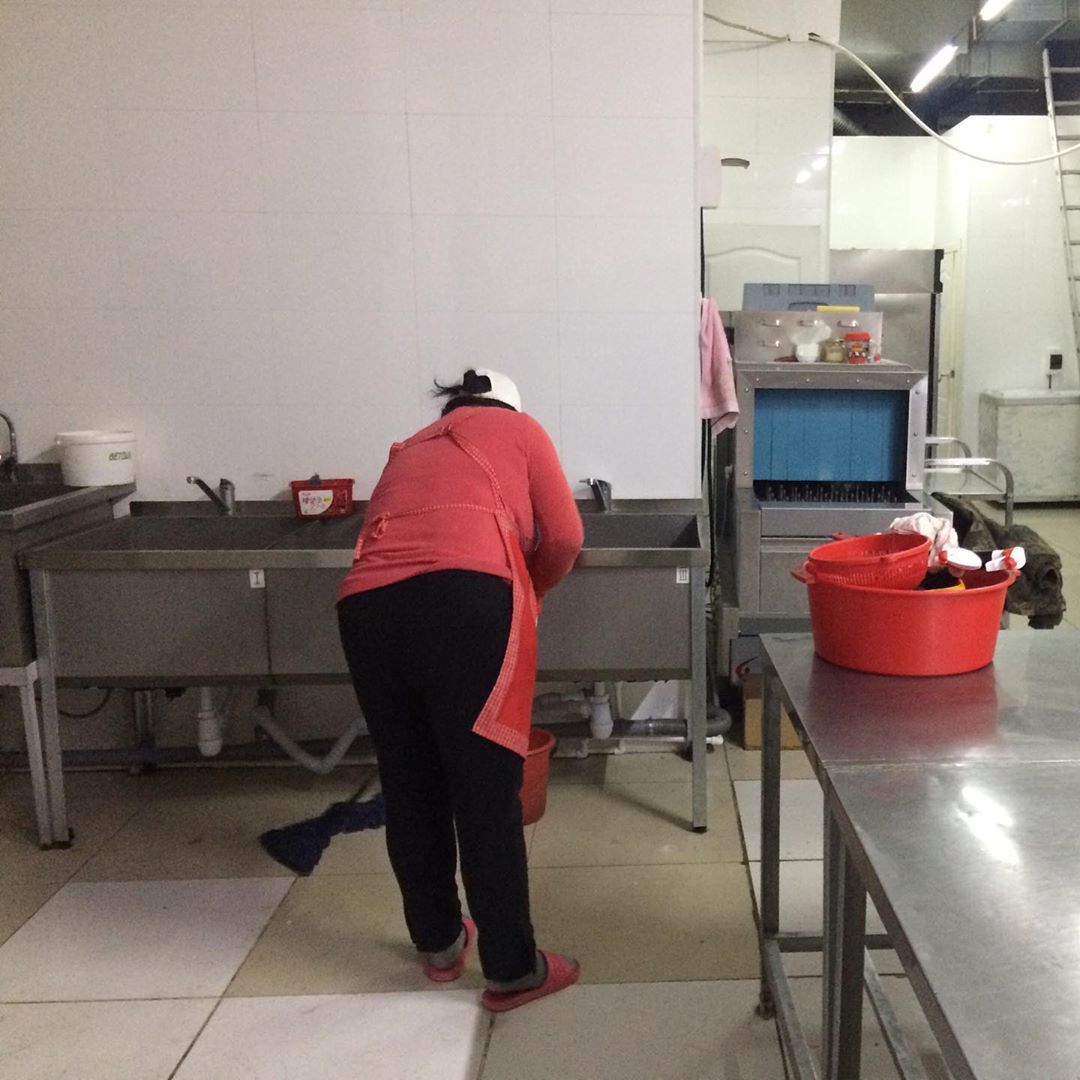 Фотофакт: В ресторане Якутска моют половые тряпки вместе с посудой