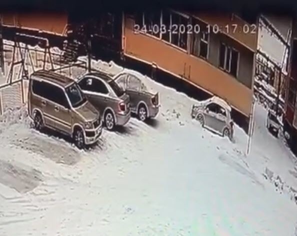 Видеофакт: В Якутске  снег, сошедший с крыши дома, повредил машину