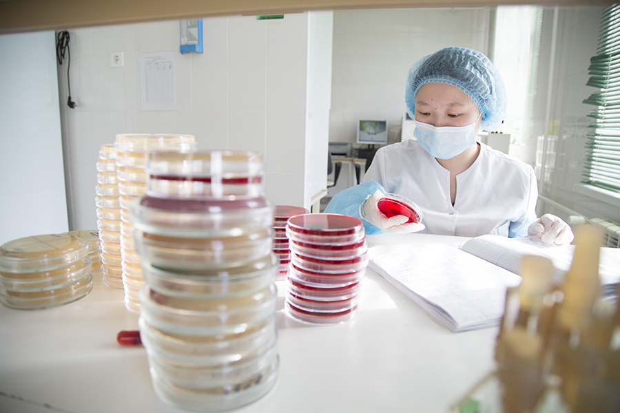 "Молодые врачи не лечат людей, у которых диагностирован COVID-19, они ведут  работу  с контактными пациентами"