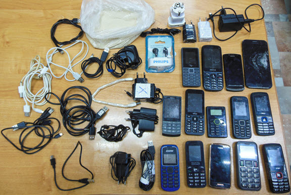 Двое мужчин передвигались ползком в сторону СИЗО, чтобы перебросить крупную партию запрещенных предметов