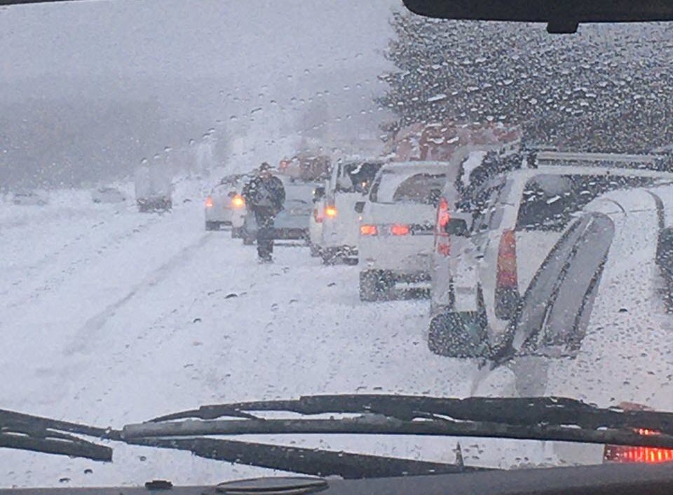 Фотофакт:  ДТП с большегрузом около Покровска стало причиной затрудненного движения по трассе