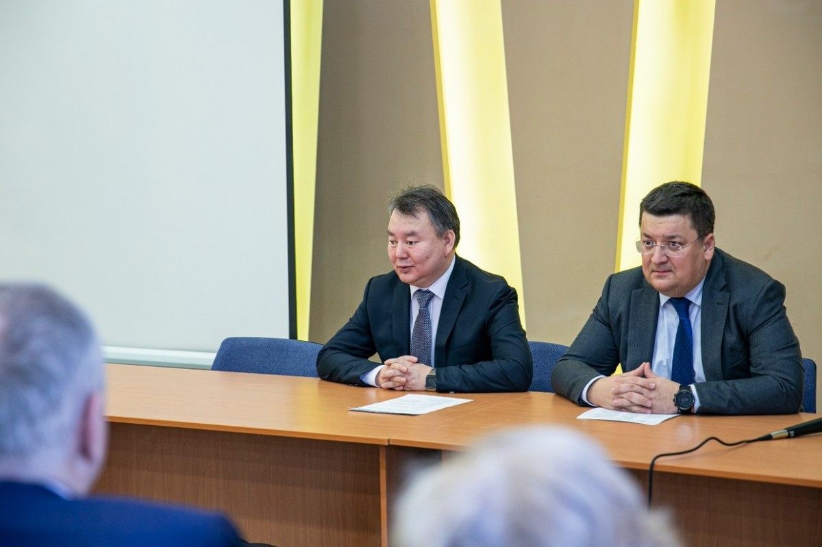 Фотофакт: Алексей Стручков представлен коллективу "Якутскэнерго"