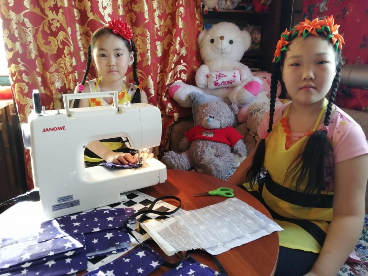 В Вилюйском улусе семилетняя школьница шьет маски и раздает их пожилым людям