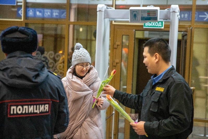 Железнодорожники поздравили пассажирок с 8 Марта!