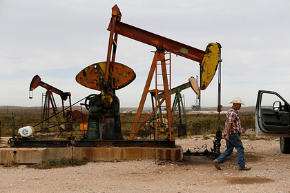 Падение цен на американскую нефть объяснили