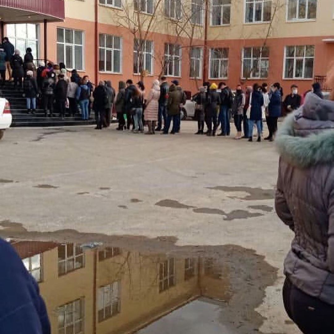 К директору школы в Якутске, допустившему скопление людей при выдаче сухих пайков, будут применены меры дисциплинарного взыскания