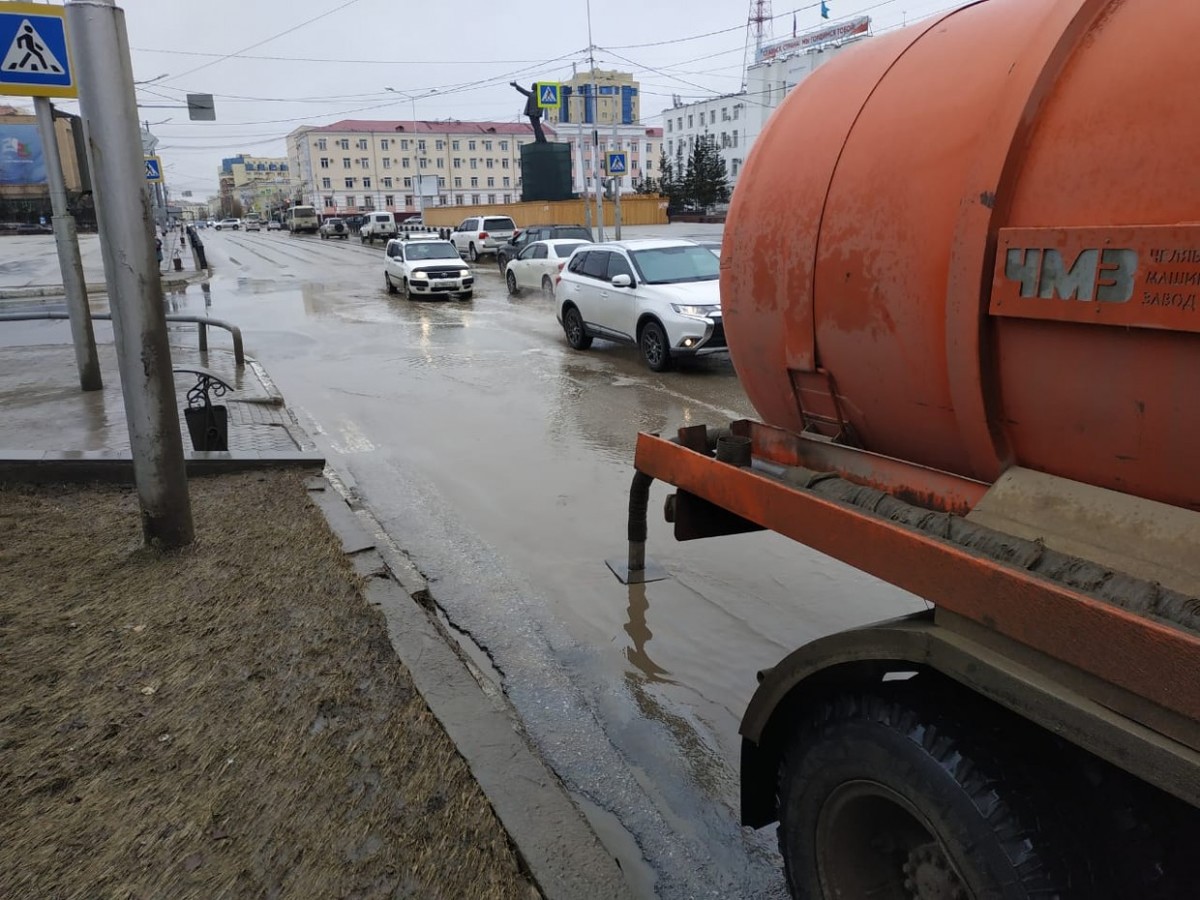 В Якутске ведутся работы по откачке дождевых вод