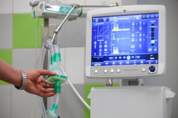 Родственники заболевшей коронавирусом 65-летней женщины, приехавшей из Эвено-Бытантайского улуса, не знают, где она могла заразиться