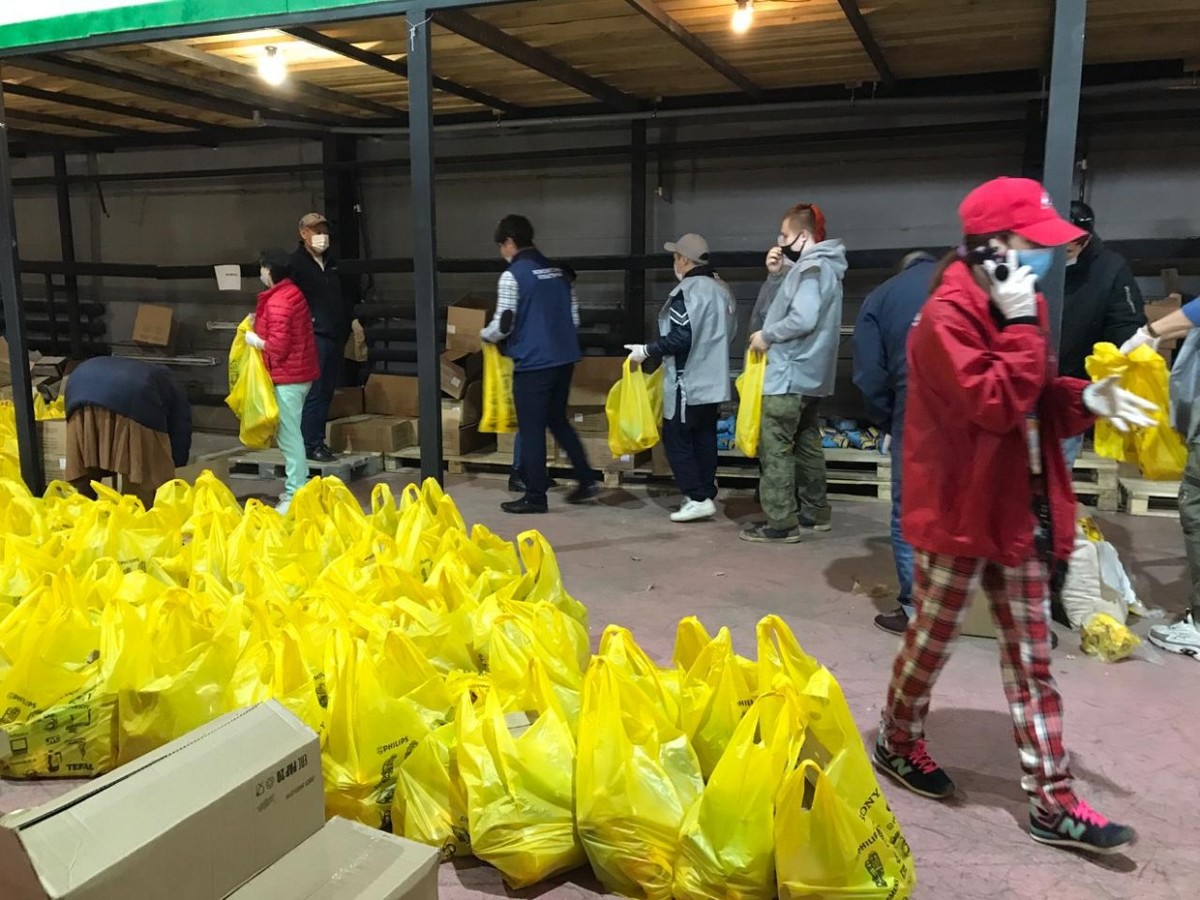 Волонтеры культуры в День республики разнесли продуктовые наборы пожилым на самоизоляции