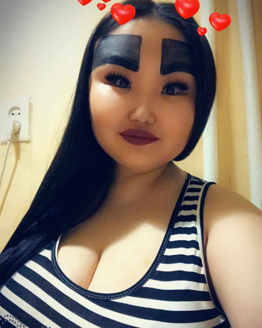 Энжи нарисовала брови и похвасталась грудью 13 размера