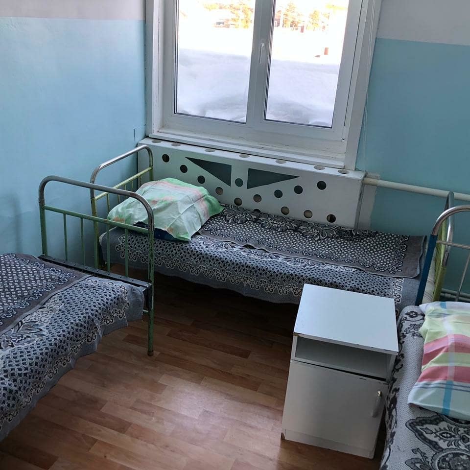 "Ей сделали укол и увезли". В нюрбинском селе сотрудники администрации и полиции изъяли детей и увезли маму в больницу