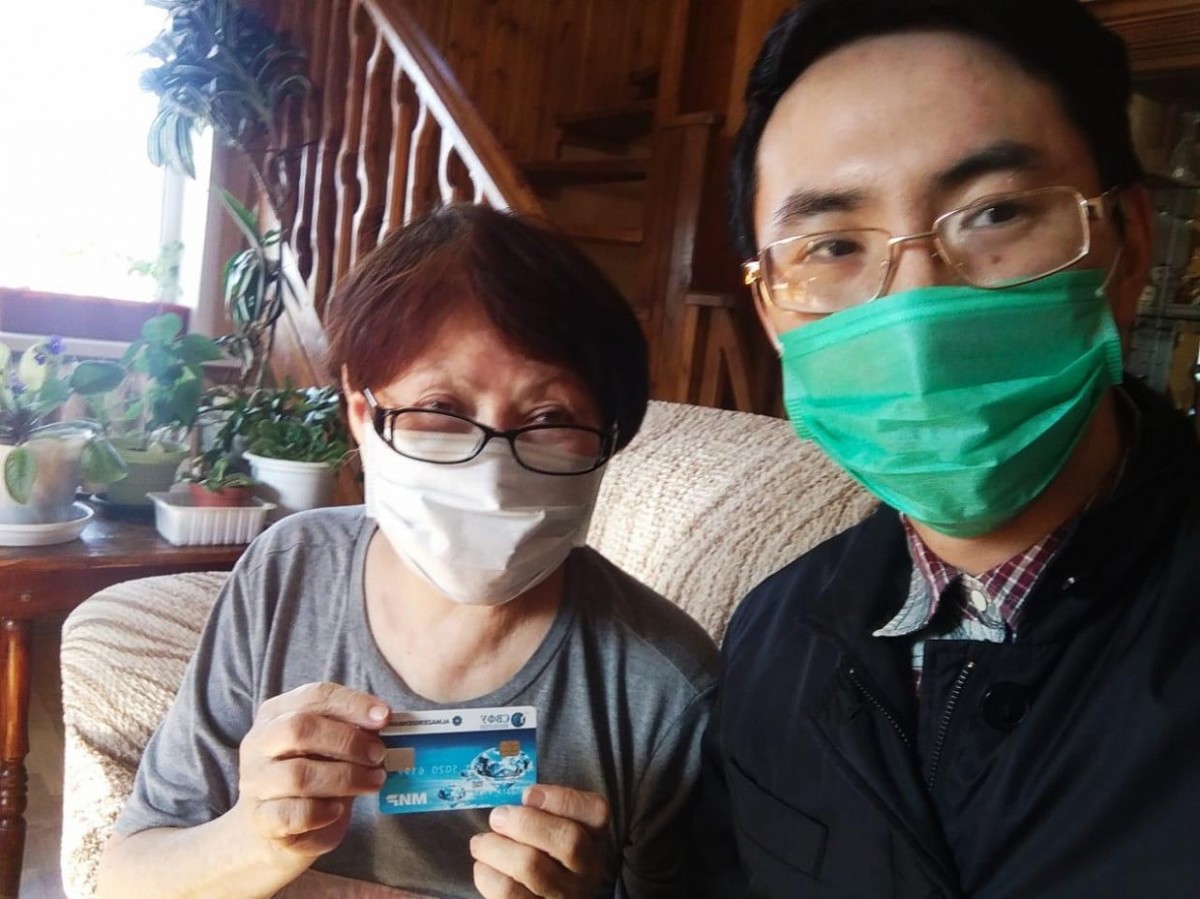 АЭБ начал доставлять кампусные карты сотрудникам СВФУ старше 60 лет на дом