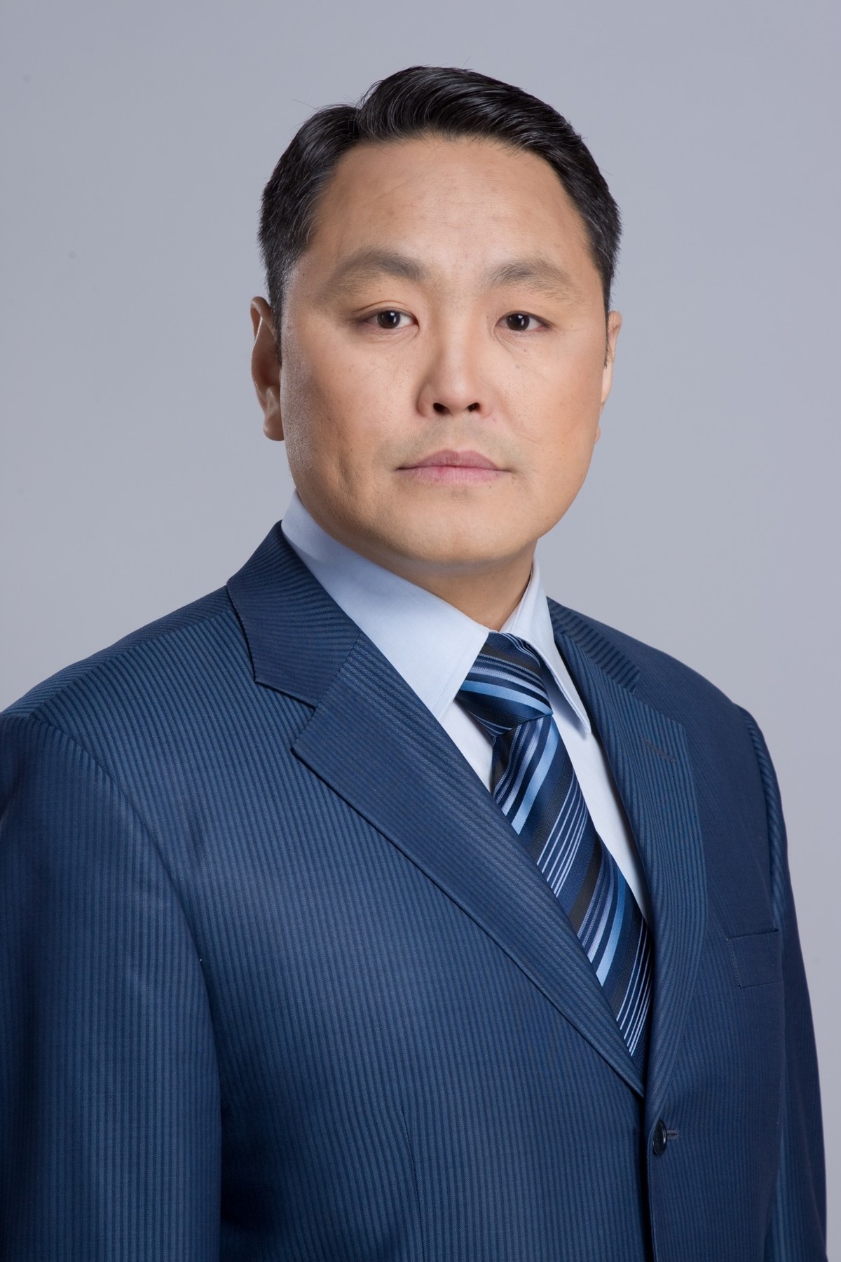 Председатель Якутской городской Думы Альберт Семенов поздравляет с Днем местного самоуправления