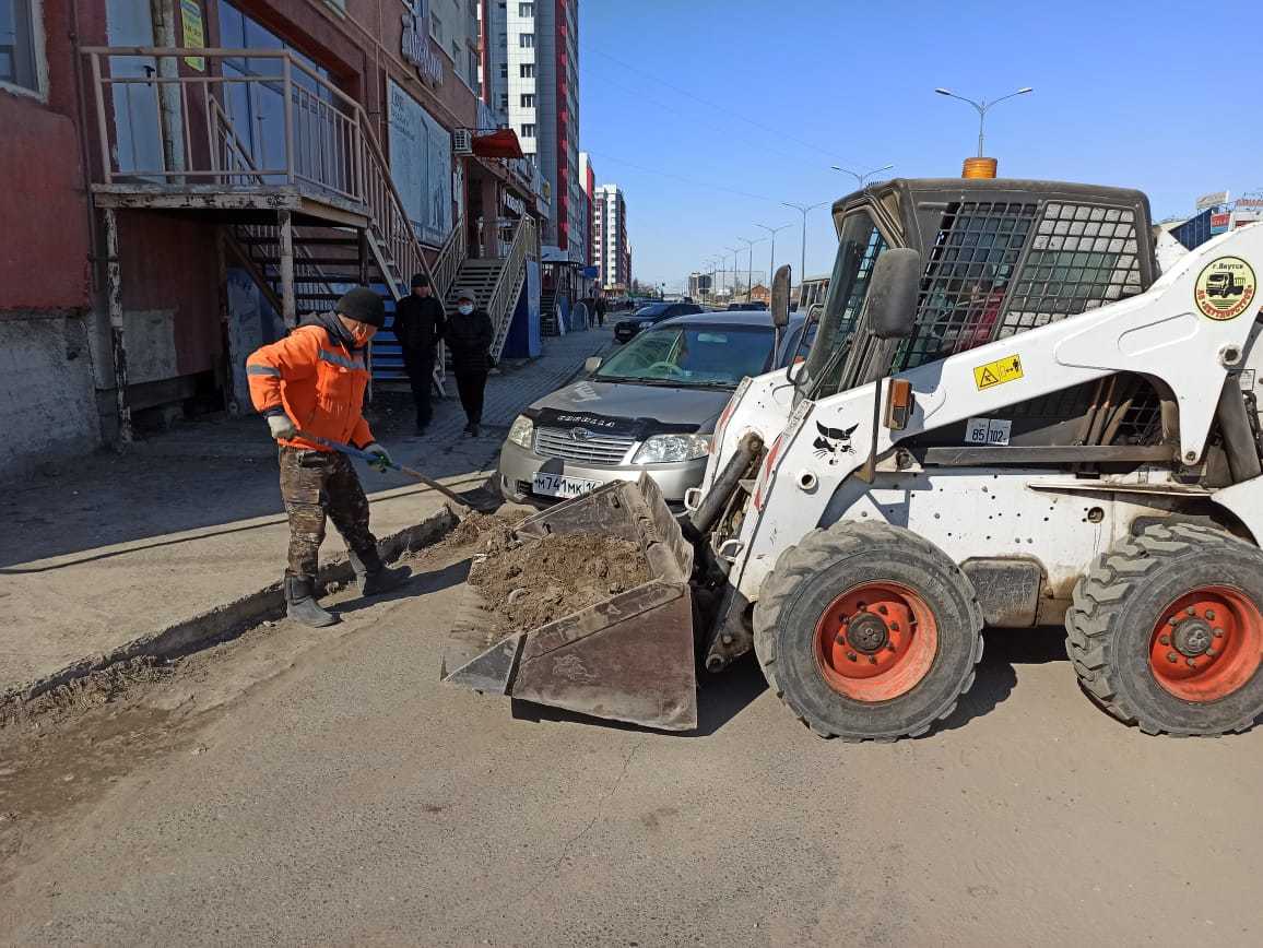 В Якутске идут плановые работы по уборке улиц и площадей от пыли и песка