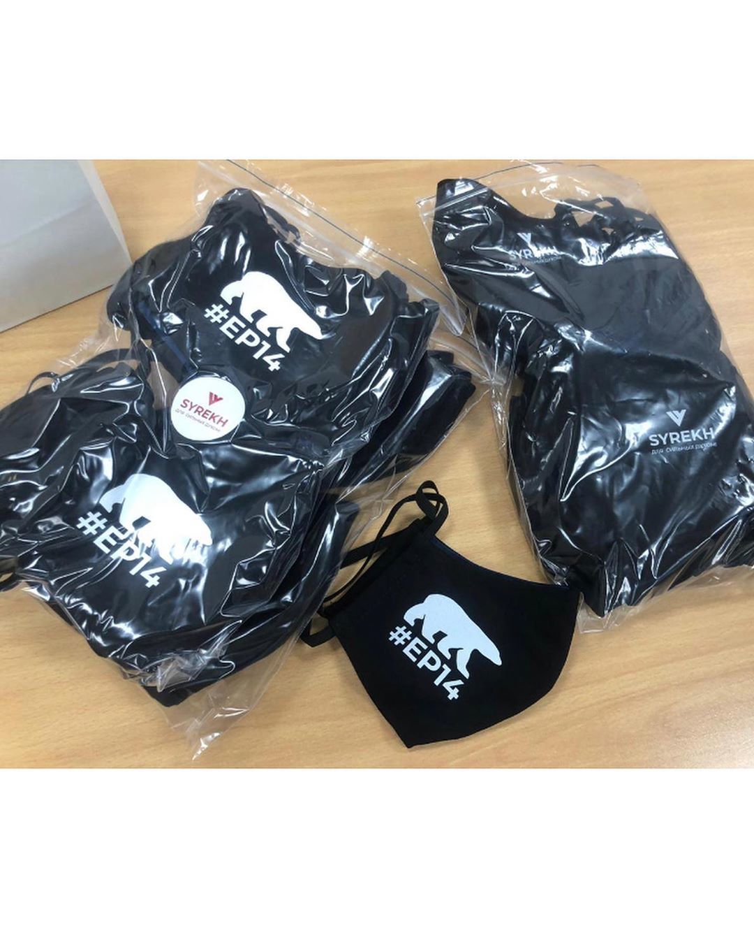 Фотофакт: В Якутии "Единая Россия" обзавелась "партийными" масками