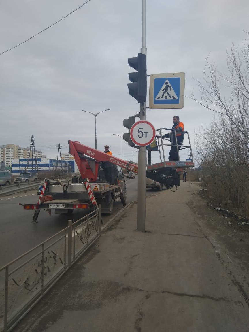 На автостраде 50 лет Октября ограничено движение транспорта весом свыше 5 тонн