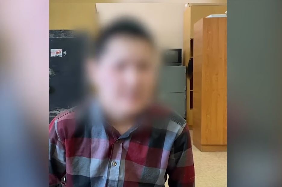 Видеофакт: В  Якутске мужчина грабил женщин, угрожая ножом