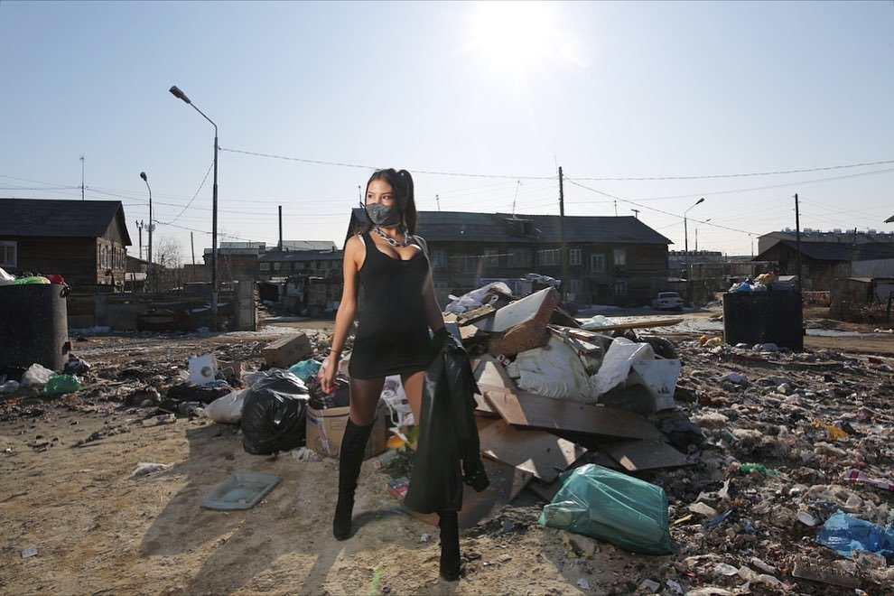 Марика Аммосова пожаловалась на травлю и сфотографировалась на фоне помоек