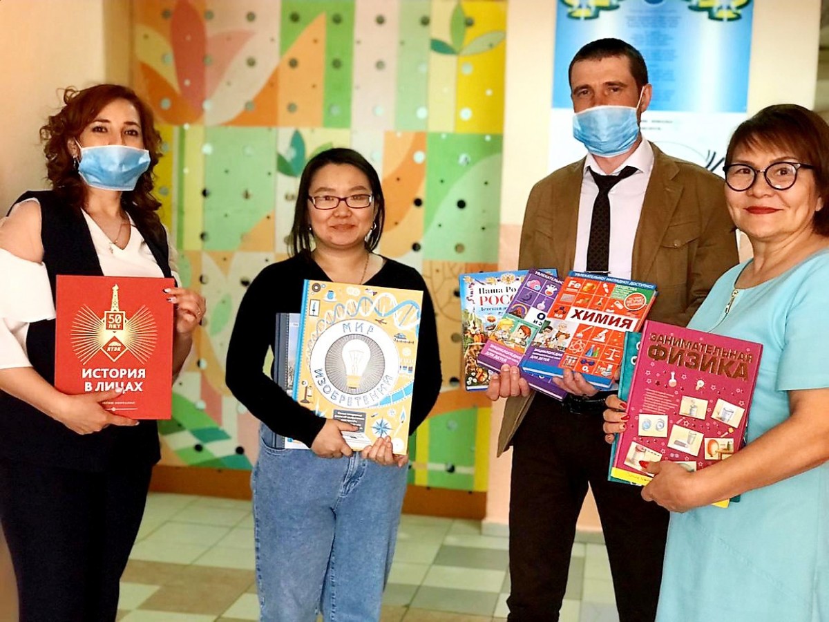 ЯТЭК пополнила фонд школьной библиотеки в Кысыл-Сыре