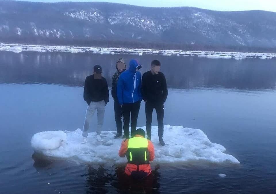 В Якутии подростки забрались на льдину ради селфи