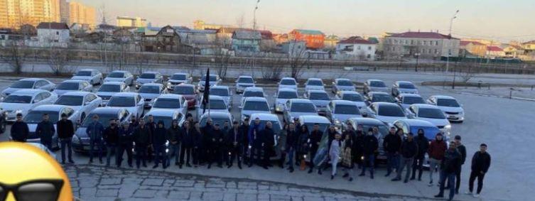 "Мы собрались на открытом воздухе", - инициатор многолюдного автосборища в Якутске рассказала о цели встречи
