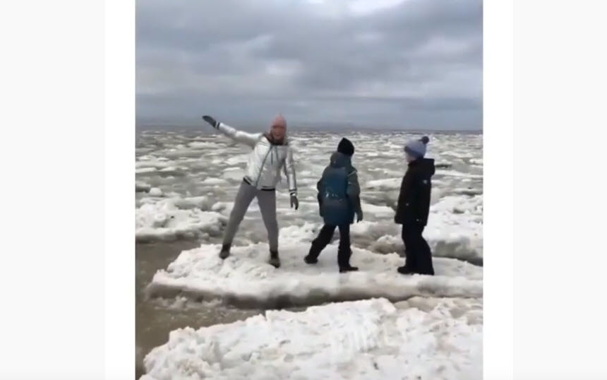 МВД: "Женщина с детьми прыгала по льдинам не в Якутии, а в Архангельской области"
