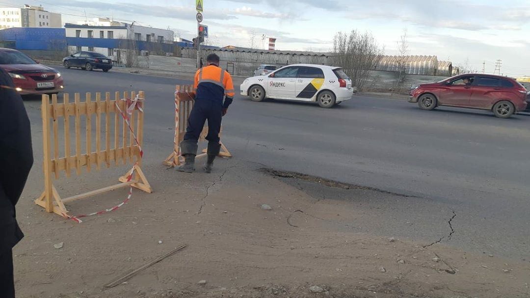 Фотофакт: Дорога на Автостраде в Якутске провалилась повторно