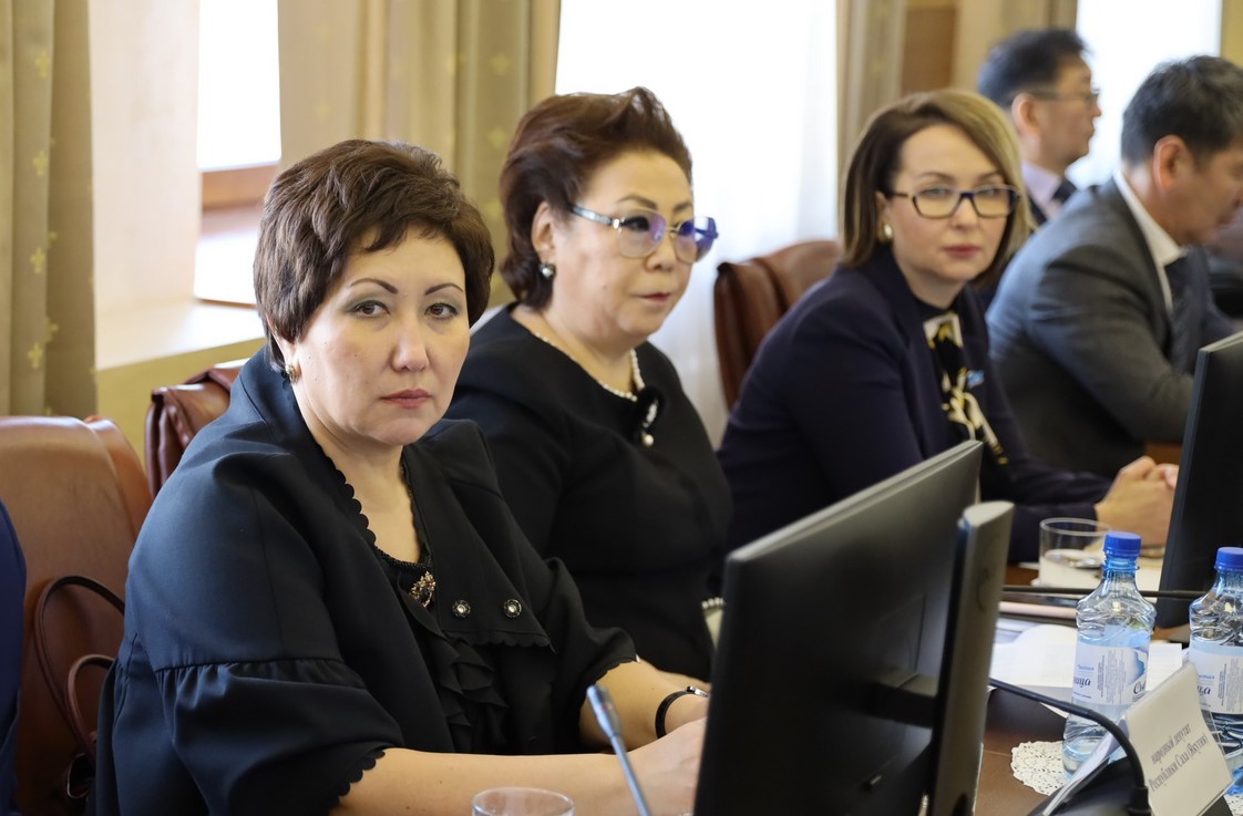 Депутат Ил Тумэна, заболевшая коронавирусом, предложила  предусмотреть обязательное  страхование для медиков