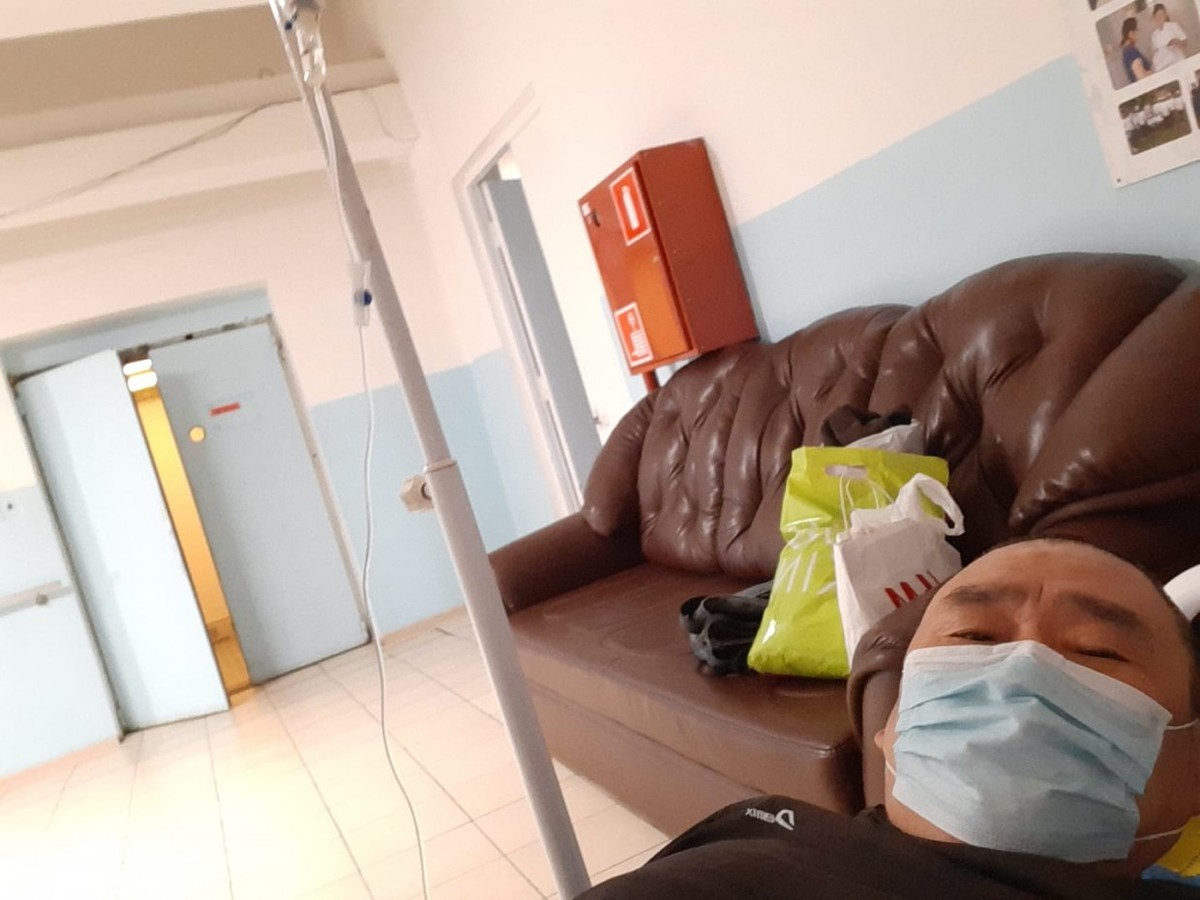 Фотофакт: Руководителя якутского отделения партии "Яблоко", заболевшего коронавирусом, разместили в холле больницы