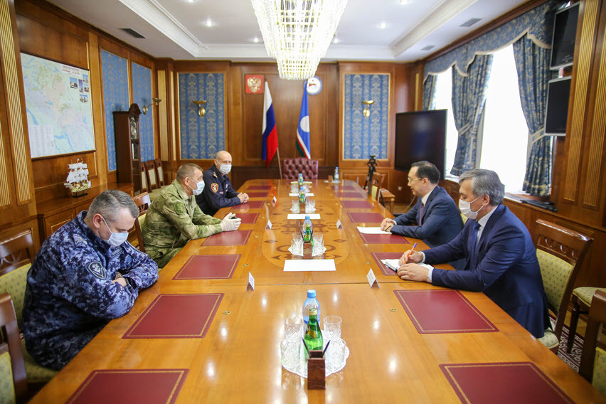 Глава Якутии встретился с командующим Восточным округом войск Национальной гвардии РФ Юрием Яшиным