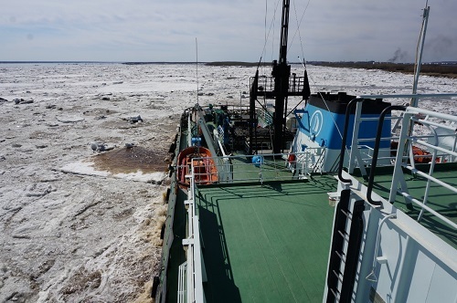 В Якутии 22-летний матрос выпал за борт ледокола